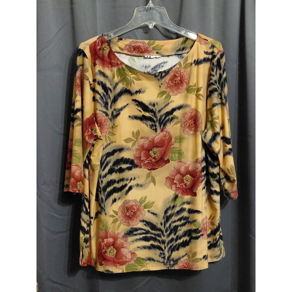 Maggie Sweet floral top with 3/4 sleeves.  Excellent Condition! Size medium